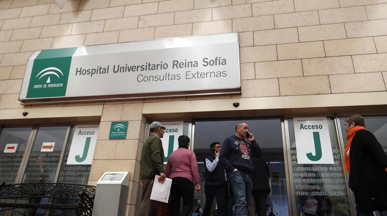 Entrada al Hospital Reina Sofía de Córdoba