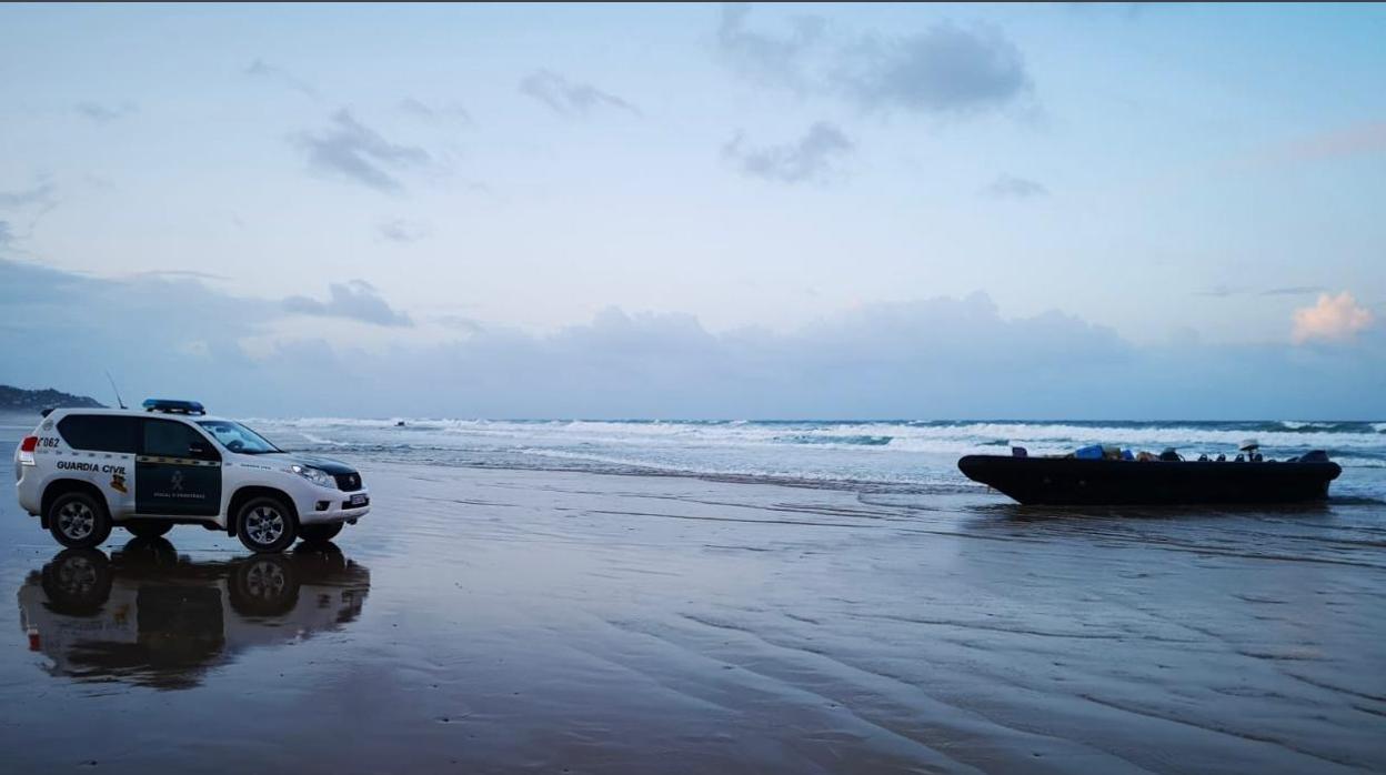 Imagen de la narcolancha intervenida en la playa de Zahara de Los Atunes