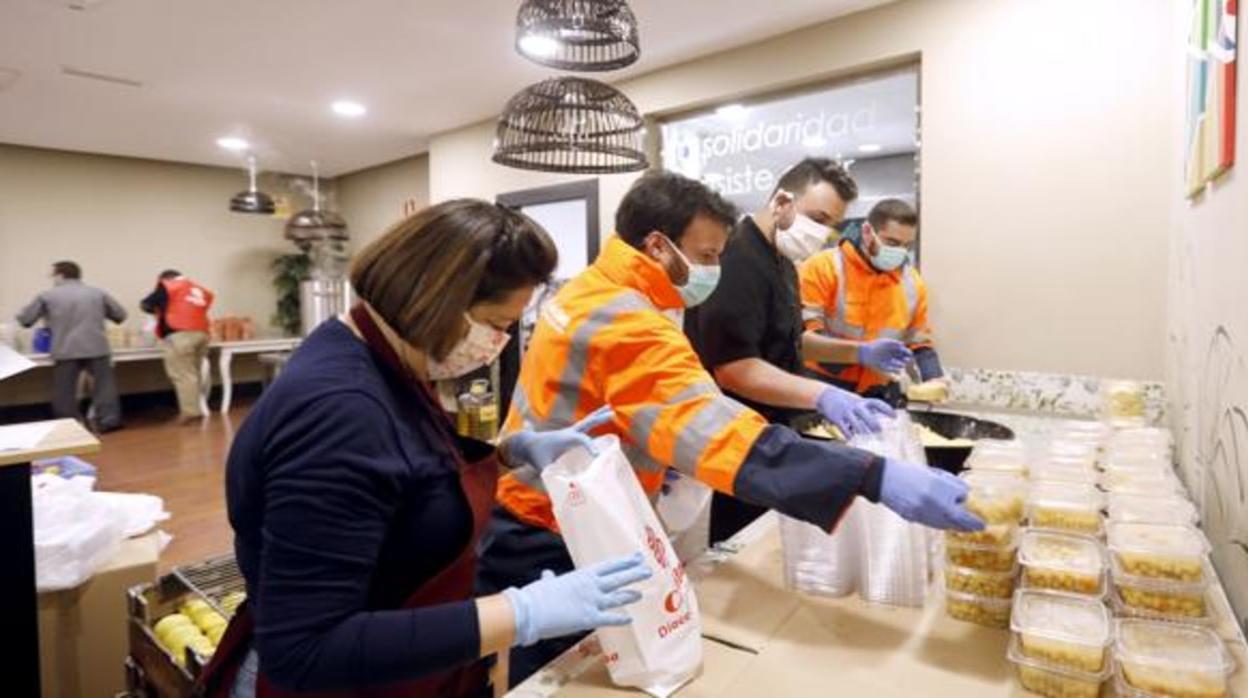 Reparto de comida de Cáritas a familias necesitadas