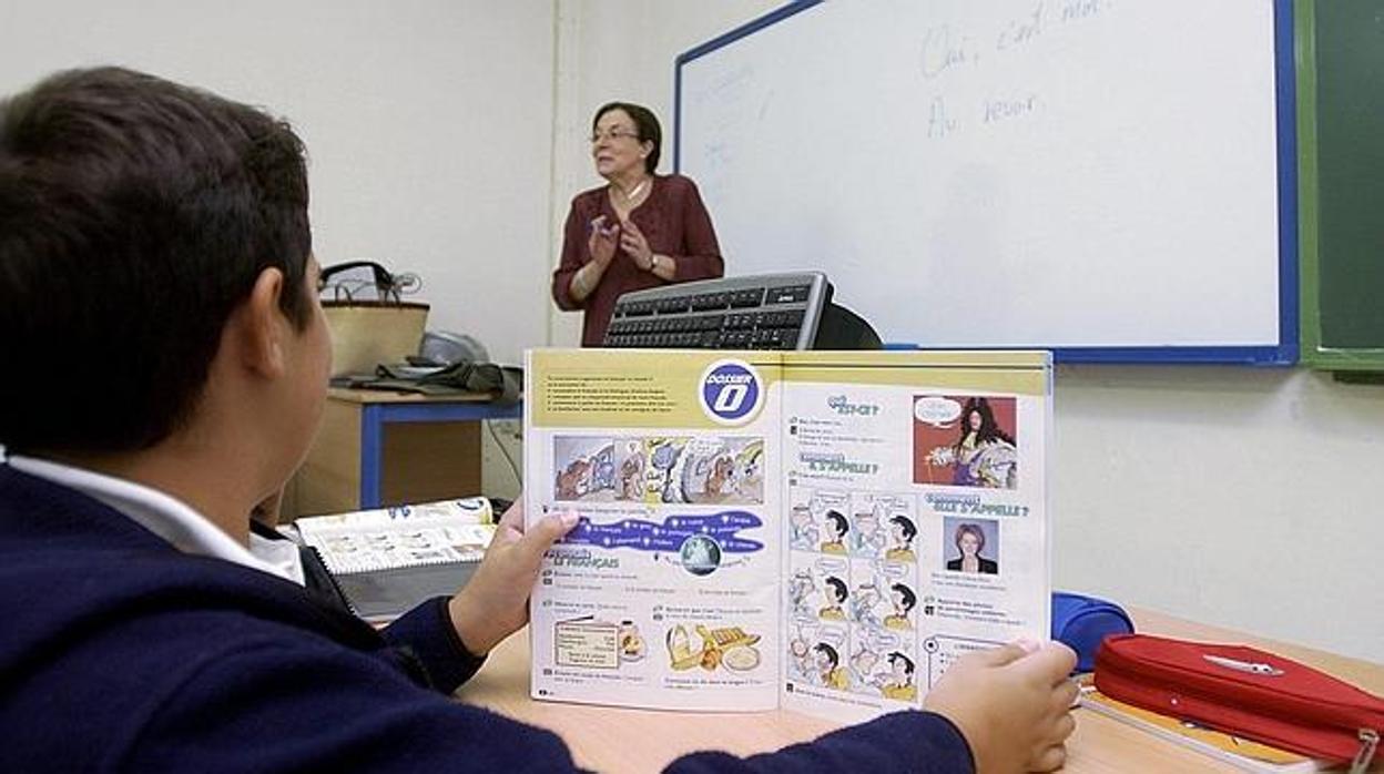 Un alumnos sigue las clases de su maestra en una imagen de archivo