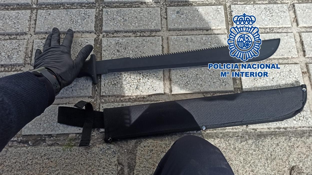 Machete intervenido por la Policía Nacional de Lucena