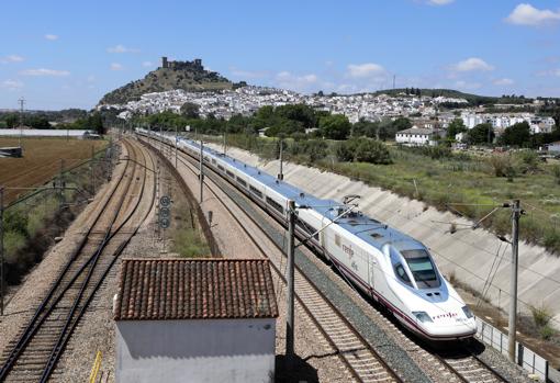 Un tren AVE a su paso por Almodóvar