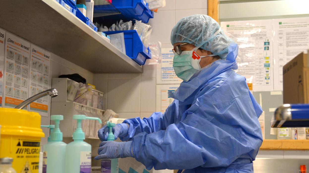 Una facultativa con el equipo de protección en el Hospital Reina Sofía