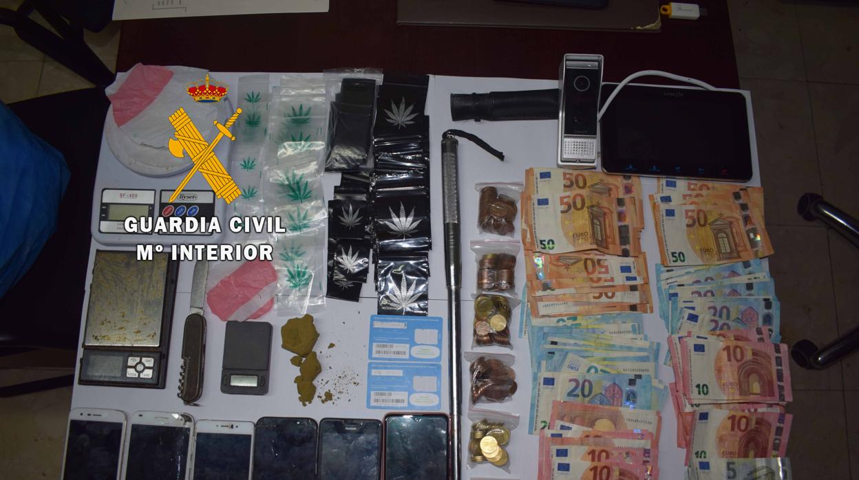 Droga y dinero en metálico incautados por la Guardia Civil en el registro domiciliario