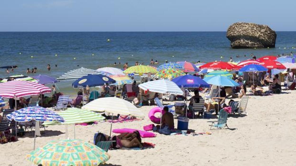 La playa de Matalascañas, atestada de veraneantes, en una imagen de archivo