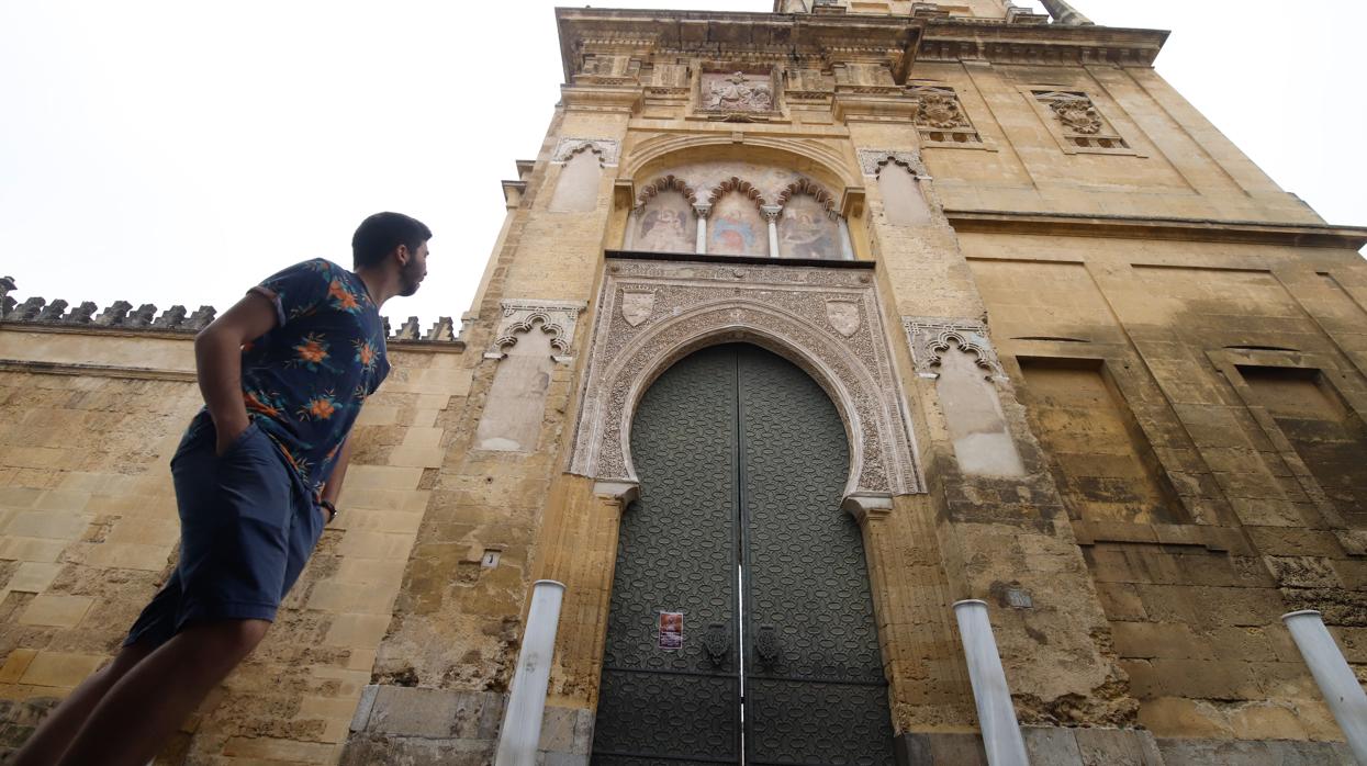 Un hombre pasa delante de la Mezquita-Catedral de Córdoba, cerrada