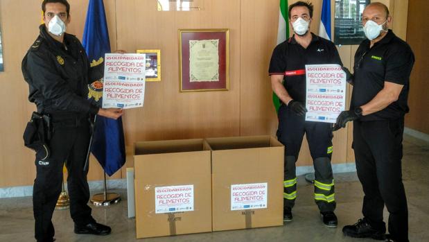 Policías, Guardia Civil, bomberos y Protección Civil recogen alimentos para «quienes lo están pasando mal»