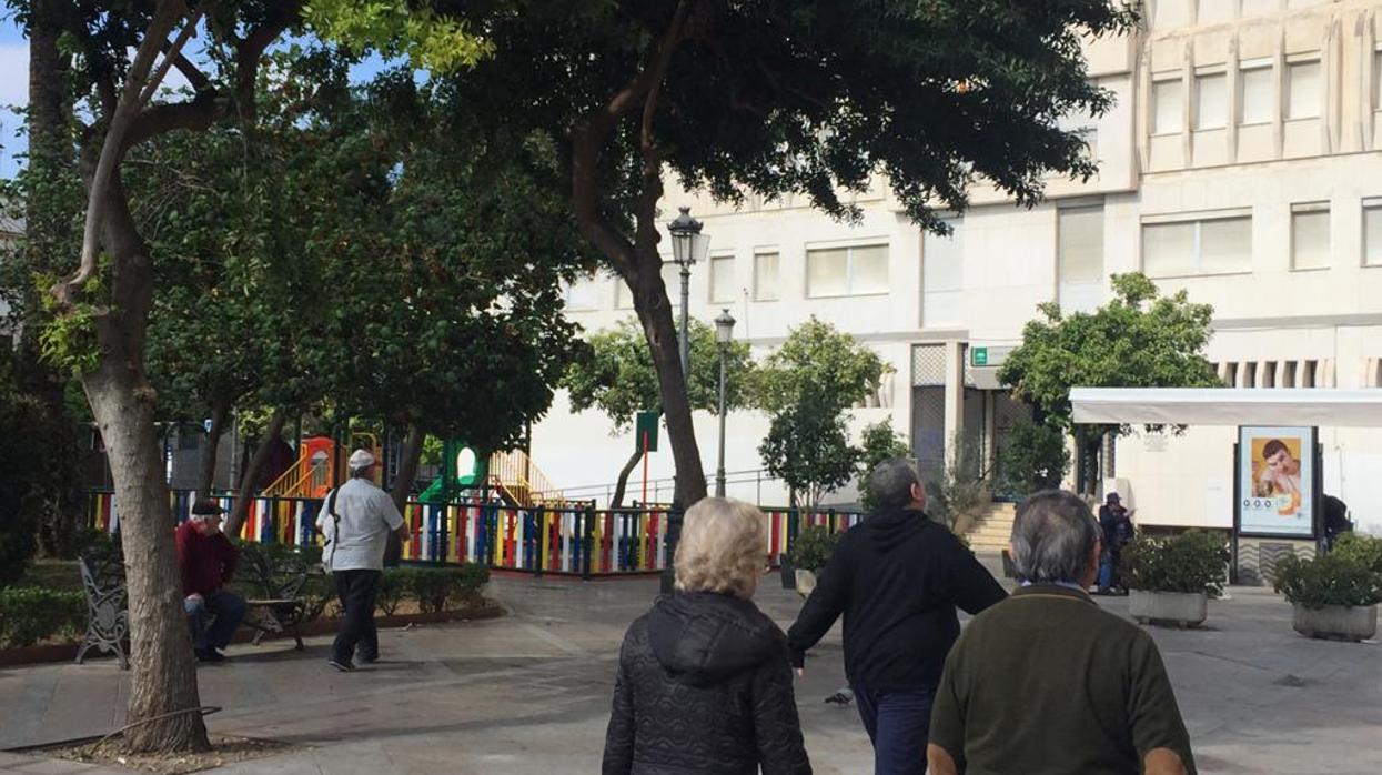 Plaza de las Angustias, en el centro de Jerez, con el parque infantil cerrado tras el Estado de Alarma