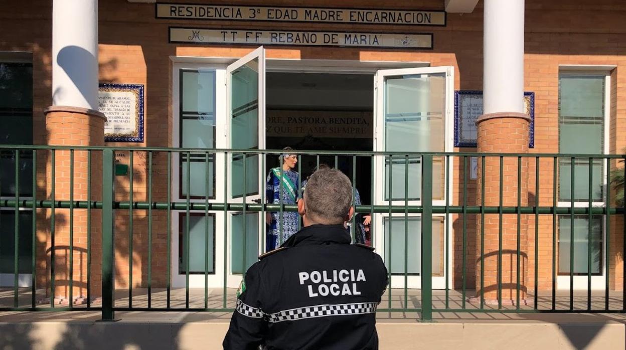 Un agente de la Policía Local en una residencia de mayores en Arahal