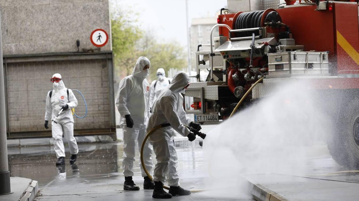 Efectivos de la UME realizando labores de desinfección en la capital cordobesa