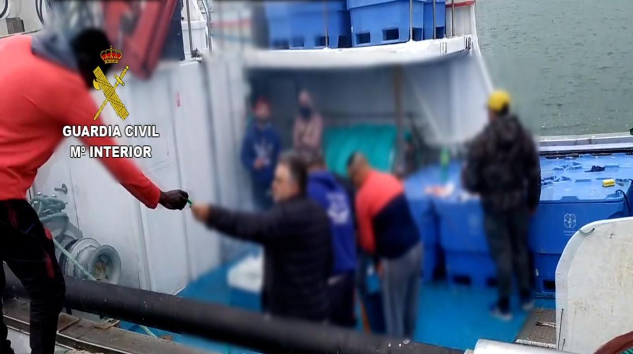 Algunos de los participantes en la barbacoa en un barco de Isla Cristina