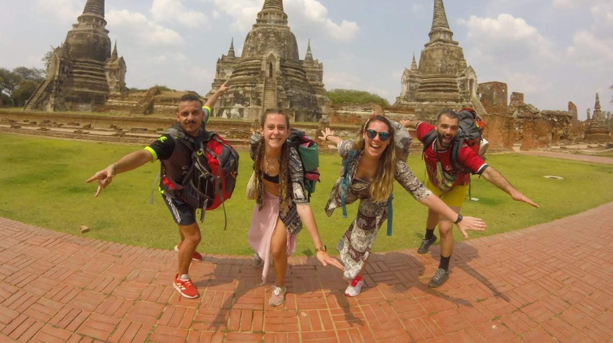 Los cuatro jóvenes en la visita a un templo antes de que se truncara el viaje por la pandemia