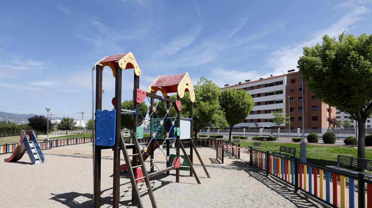 Un parque infantil, en Poniente, a la espera de la salida de los niños, que todavía no podrán usarlos