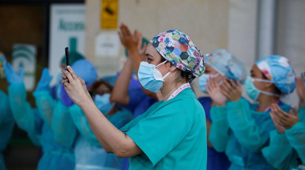 Trabajadores sanitarios del Hospital Universitario Reina Sofía agradecen los aplausos de los ciudadanos