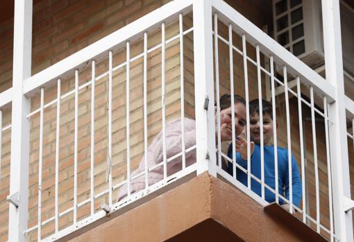 Un niño y su mamá, en el balcón en el barrio de Fátima