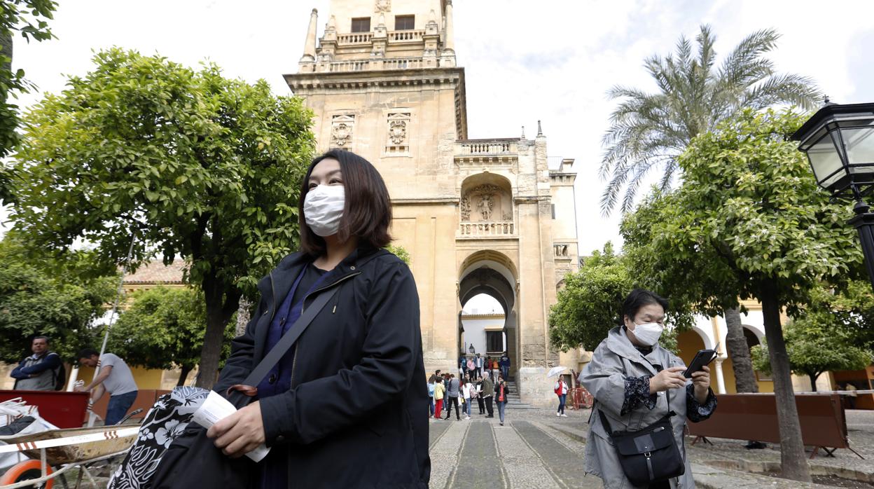 Dos turistas asiáticas en el Patio de los Naranjos, hace un mes y medio