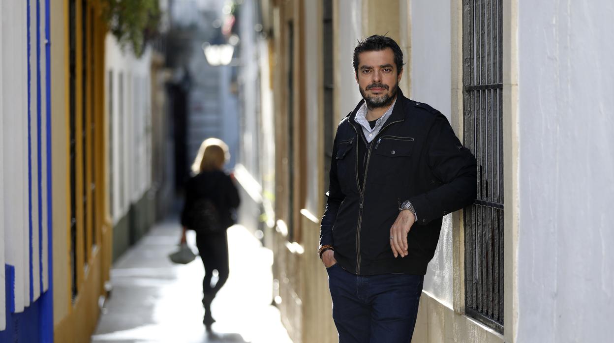 Joaquín Pérez Azaústre, en la calle del Reloj, durante una entrevista con ABC