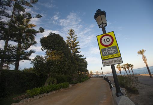 El paseo marítimo de Marbella vacío