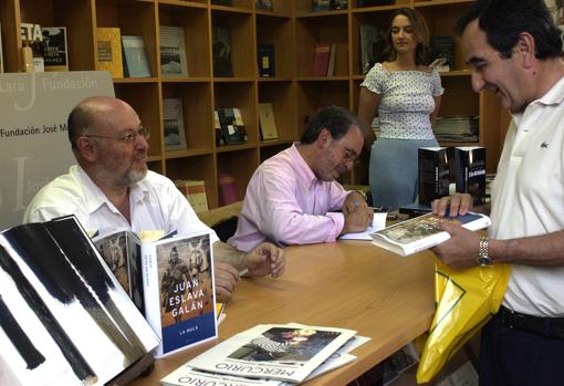 Juan Eslava Galán, firmando ejemplares de «La Mula»