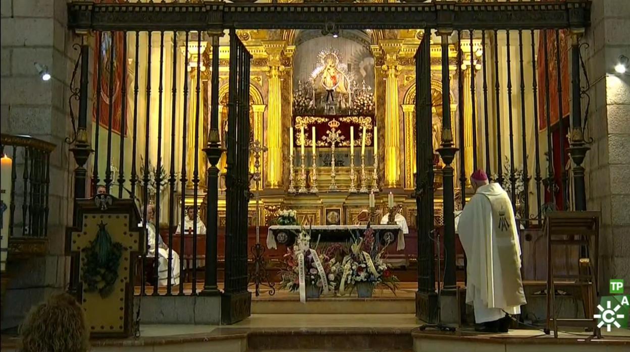 El obispo de Jaén ante la imagen de la Virgen de la Cabeza durante la misa