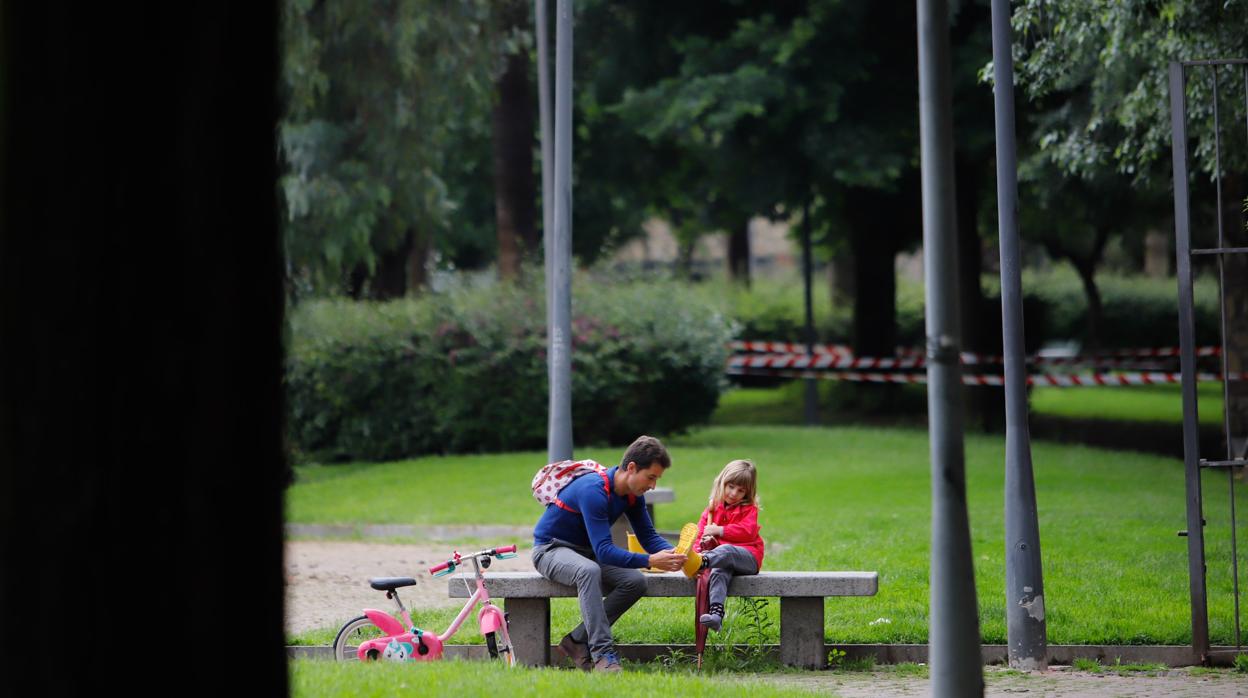 Una padre con su hija este domingo en la capital cordobesa