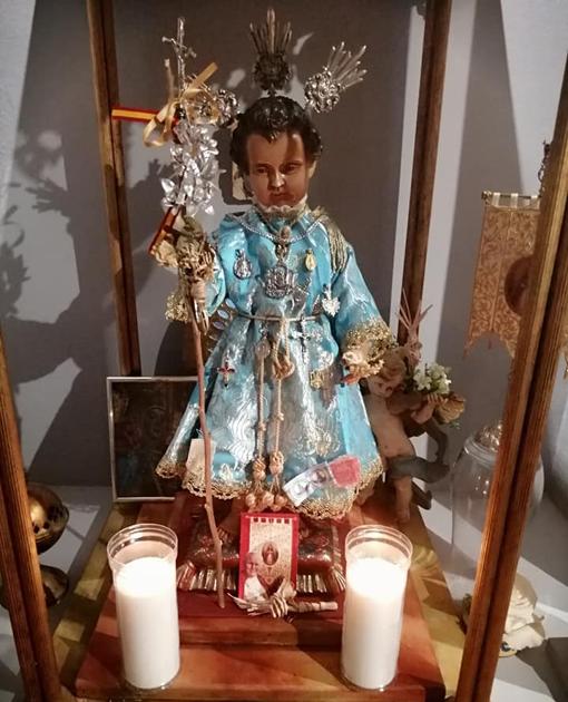 Un Niño Jessús en un altar dedicado a la devoción rociera en Córdoba