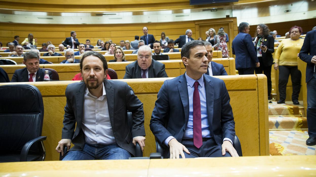 El vicepresidente segundo del Gobierno y el presidente del Ejecutivo, en febrero en el Senado