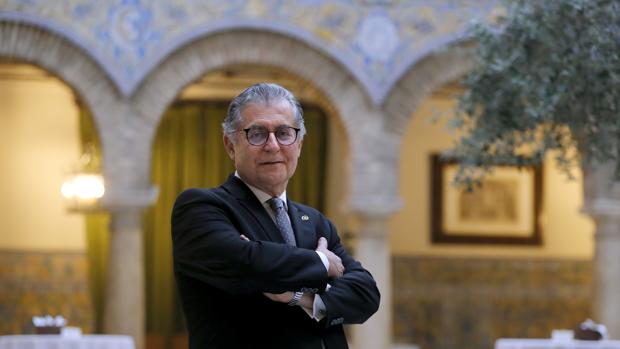 El presidente del Colegio de Médicos de Córdoba: «Hemos pagado no haberle hecho caso a la pandemia desde primera hora»