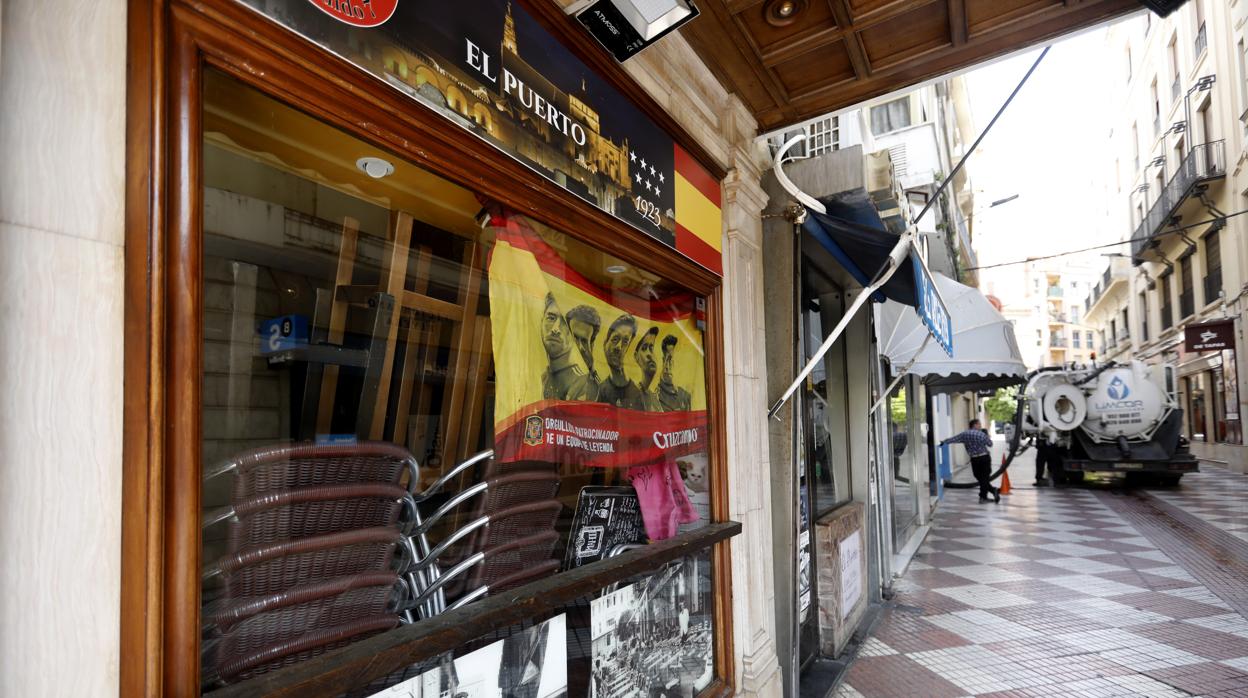 El bar El Puerto, en el centro de Córdoba, cerrado y sin veladores