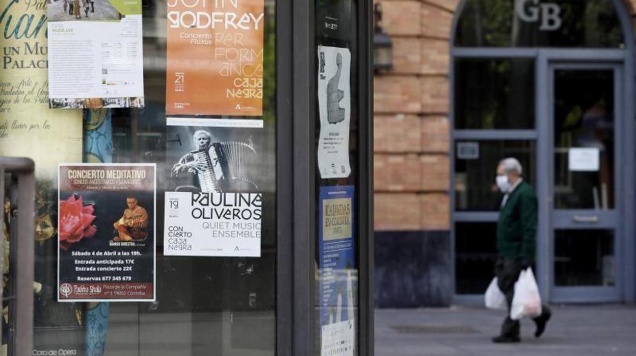 Un viandante circula por una calle de la capital cordobesa con los comercios cerrados