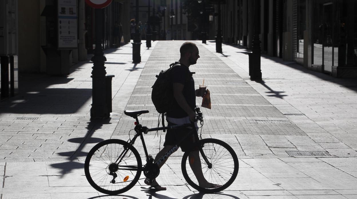 Un ciclista en la calle Gondomar