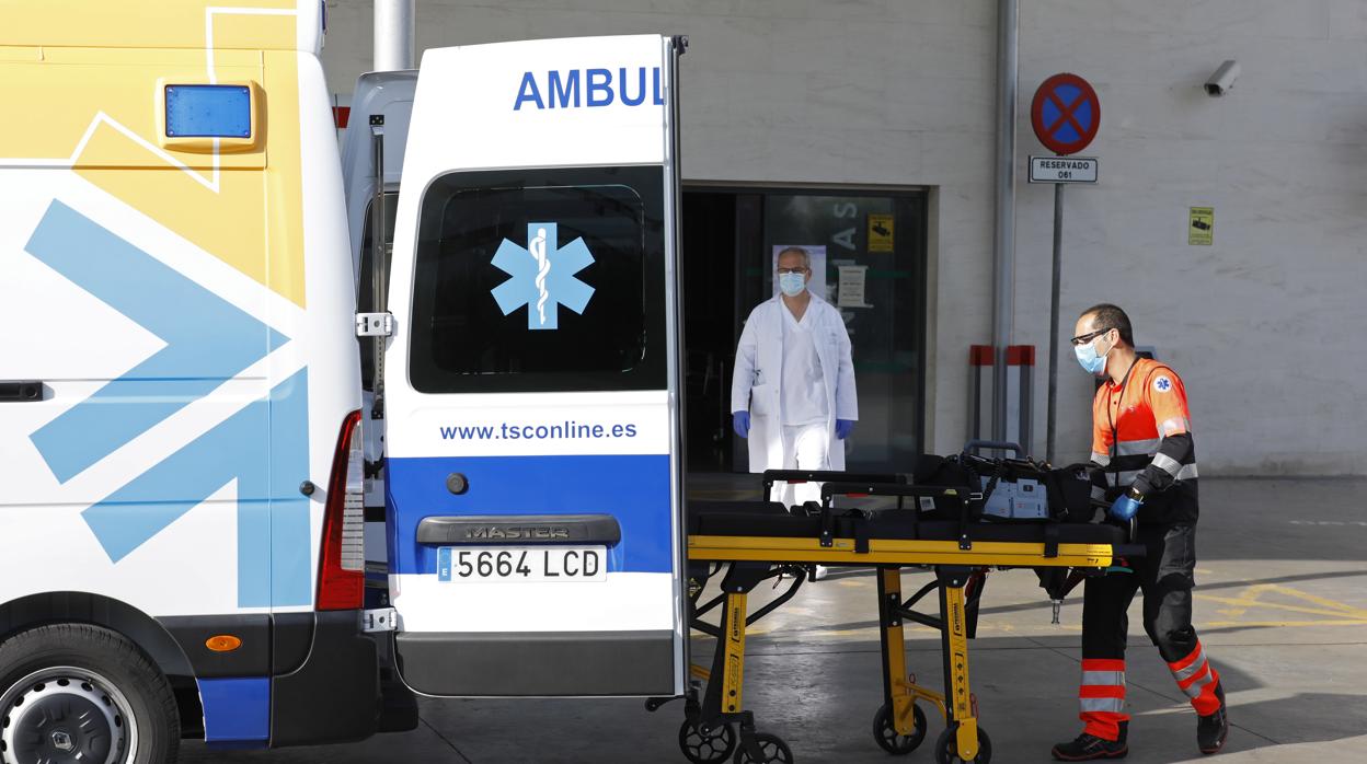 Profesionales sanitarios trabajan en el hospital Reina Sofía