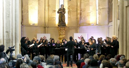 Actuación del coro Averroes de la Universidad de Córdoba