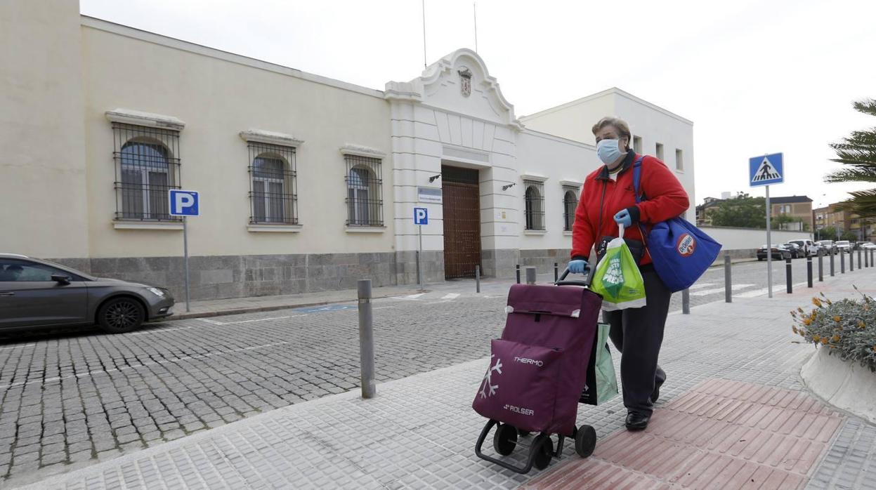 Una mujer regresa a su casa tras hacer la compra durante el estado de alarma