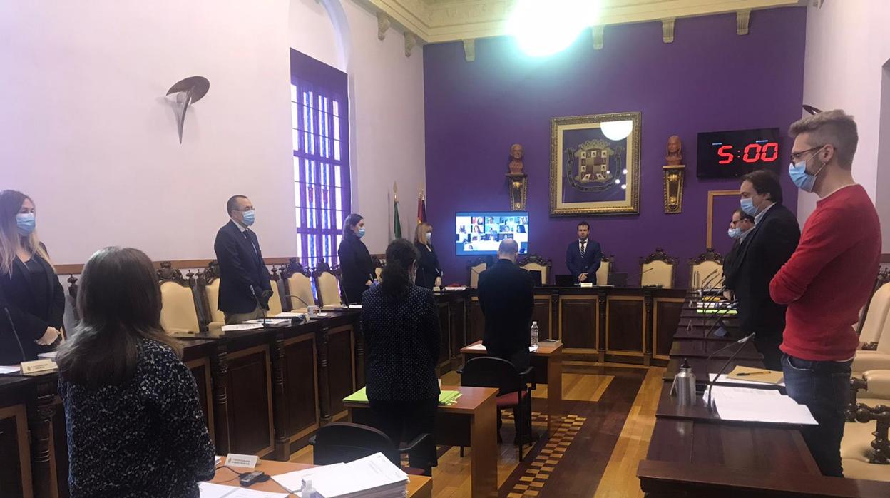 La corporación ha guardado un minuto de silencio en homenaje a las víctimas