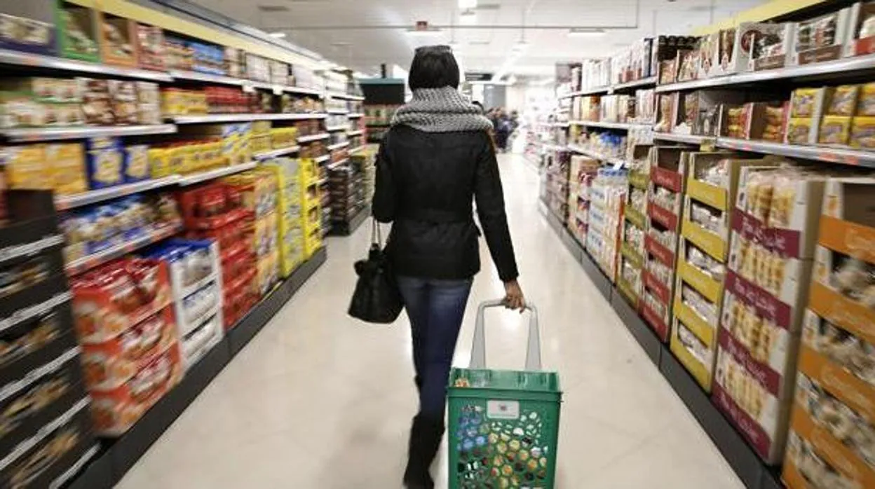 Una mujer realiza la compra en un supermercado