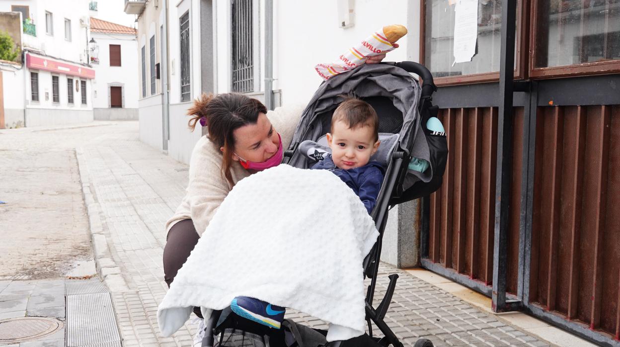 Una madre con su hijo en Torrecampo