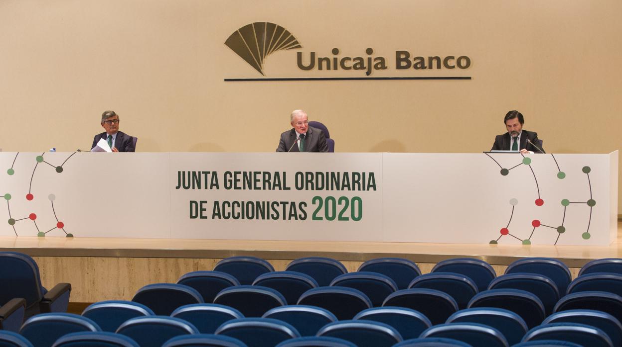 El presidente de Unicaja preside la junta ante un auditorio inusualmente vacío