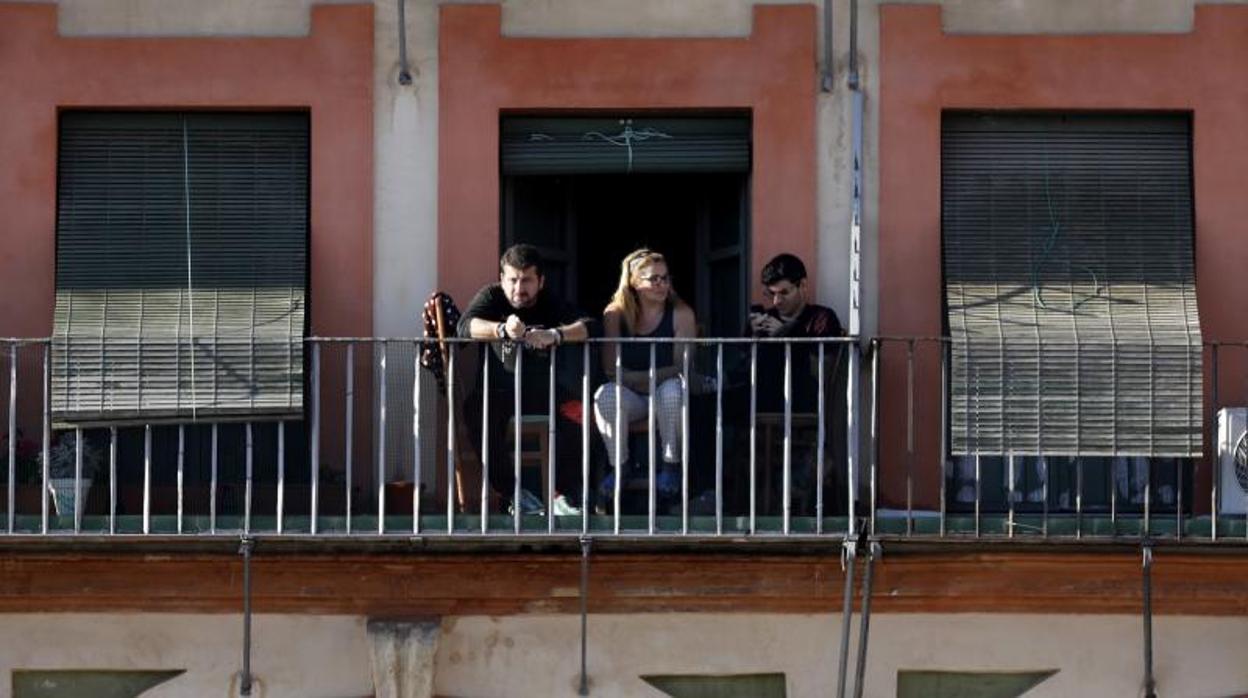 Un grupo de amigos en un balcón de la Corredera esta misma semana