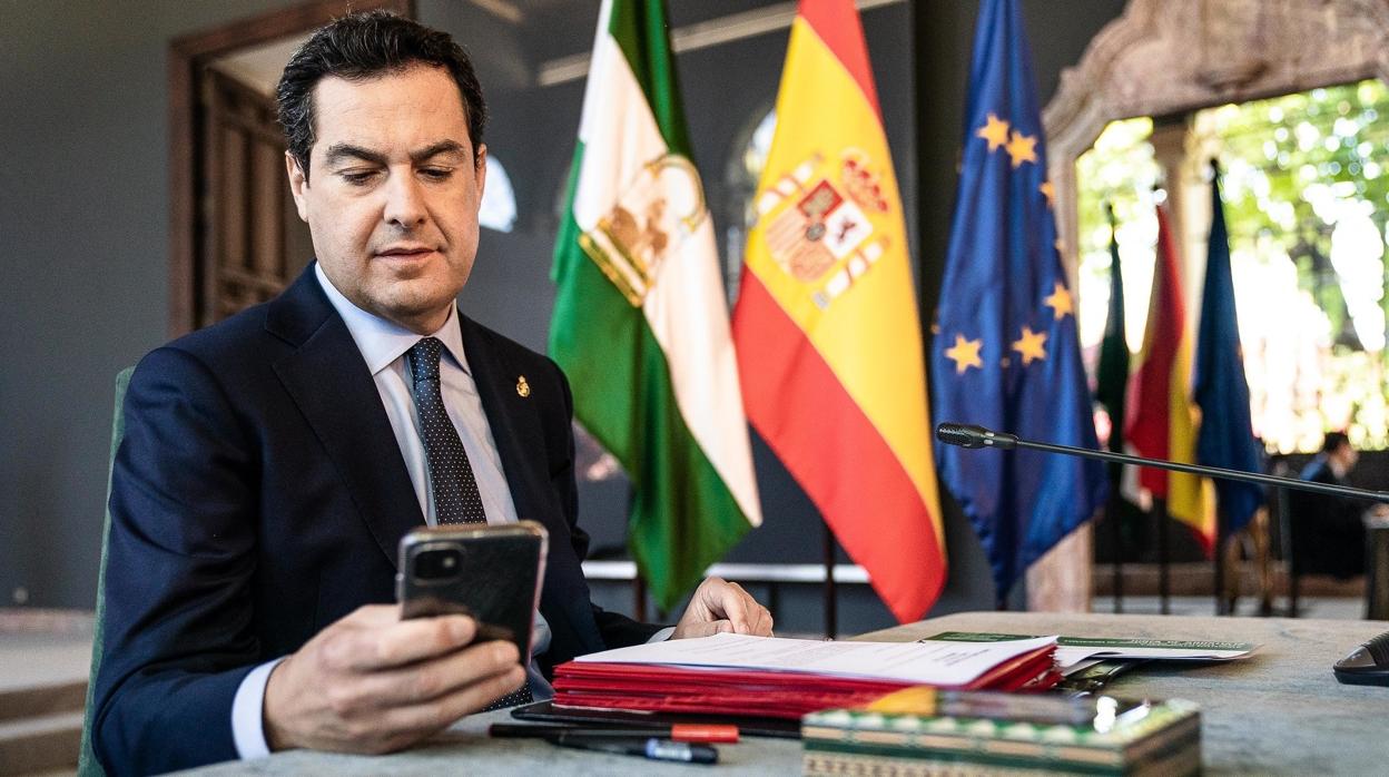 El presidente andaluz Juanma Moreno en su despacho durante la última conferencia de presidentes