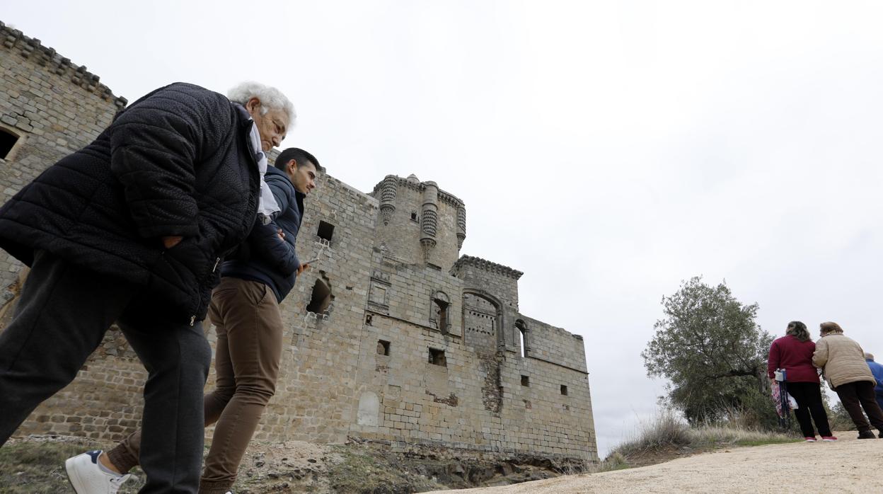 Un joven acompaña a una señora en un paseo alrededor del castillo de Belalcázar