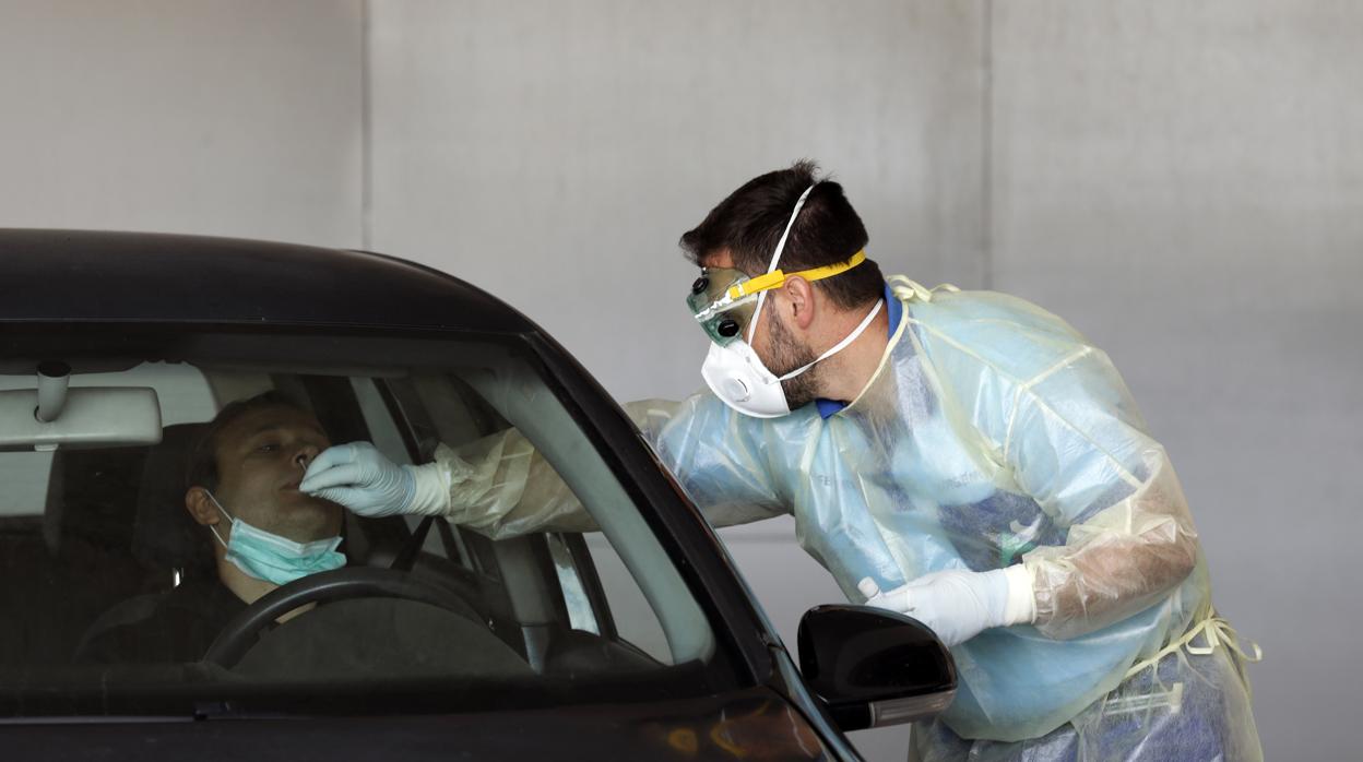 Un sanitario realiza un test rápido a un profesional dentro del vehículo en Córdoba