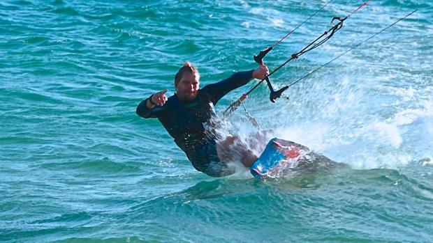 Tarifa abre sus playas a las prácticas deportivas náuticas pero no al baño