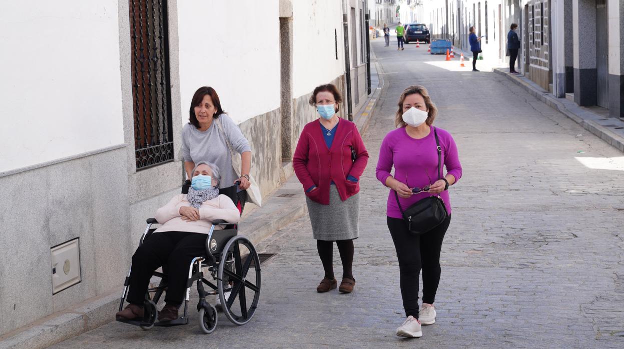 Varias vecinas de Añora pasean por las calles del municipio de Los Pedroches