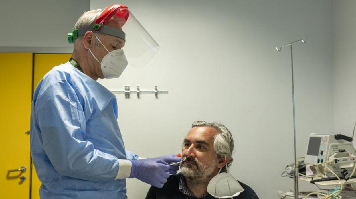 Toma de muestras para la realización de la prueba PCR en un hospital