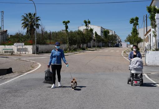 Dos mujeres pasean en las calles de Villaralto