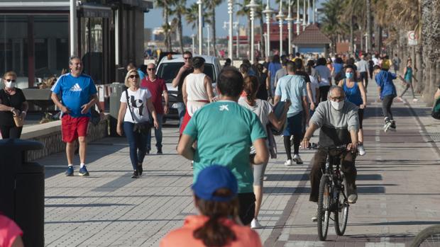 Playas llenas en la Costa del Sol en la primera salida para hacer deporte