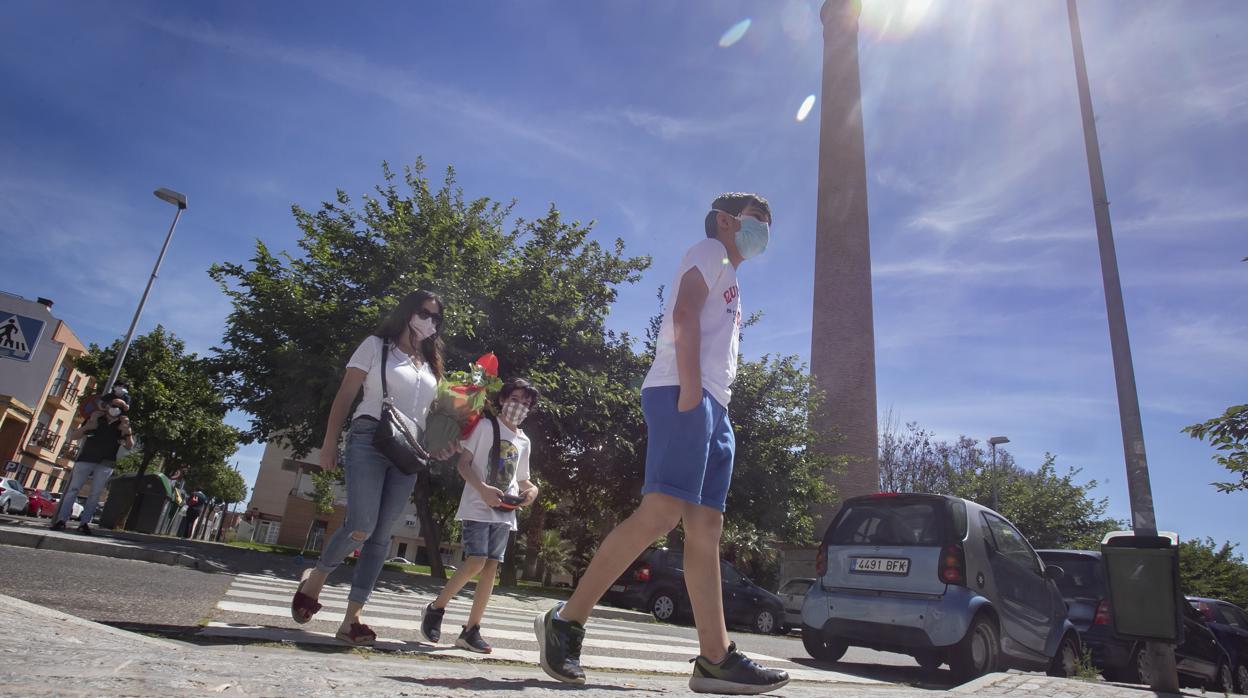 Una familia camina por el barrio de la Huerta de la Reina