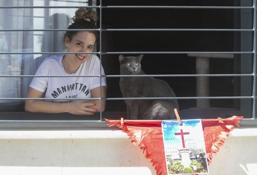 Una joven y su gata, en su ventana del barrio de la Huerta de la Reina de Córdoba