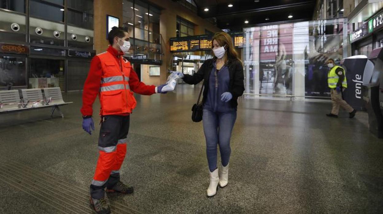 Reparto de mascarillas en la estación de Córdoba el pasado 13 de abril